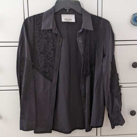 Lace attached black shirt - Picture 2 of 4